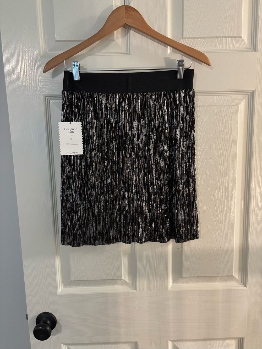 Stella & Dot Black and GoldMetallic Reversible Pleated A-Line Skirt. Medium